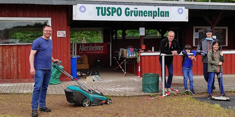 Badmintonspieler pflegen Sportplatz in Grünenplan 